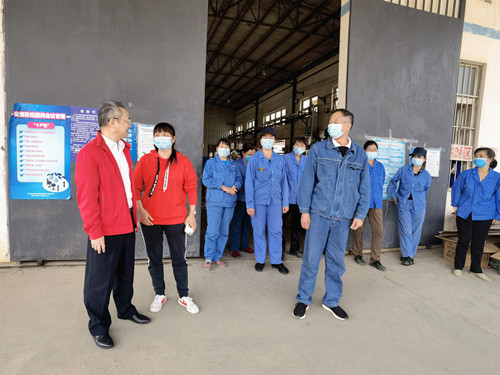 化工院公司领导班子新春上班首日走访慰问员工