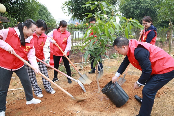 拥抱绿色 播种春天——广西化工院开展植树节志愿服务活动